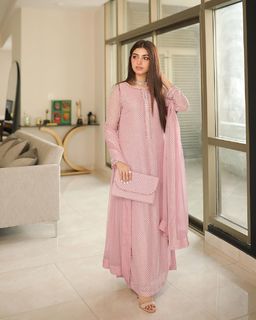 Kinza Hashmi feet photo thumbnail