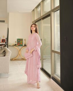 Kinza Hashmi feet photo thumbnail