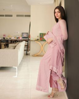 Kinza Hashmi feet photo thumbnail