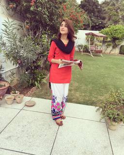 Kinza Hashmi feet photo thumbnail