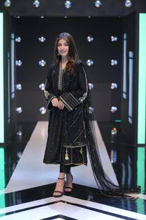 Kinza Hashmi feet photo thumbnail