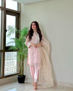 Kinza Hashmi feet photo thumbnail