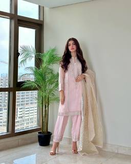 Kinza Hashmi feet photo thumbnail