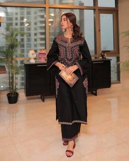 Kinza Hashmi feet photo thumbnail