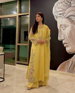 Kinza Hashmi feet photo thumbnail