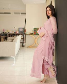 Kinza Hashmi feet photo thumbnail