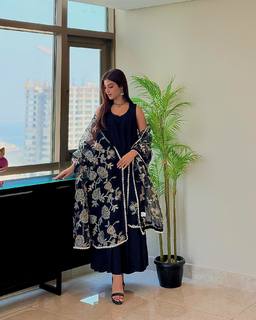 Kinza Hashmi feet photo thumbnail