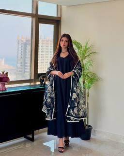 Kinza Hashmi feet photo thumbnail