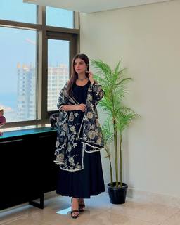 Kinza Hashmi feet photo thumbnail