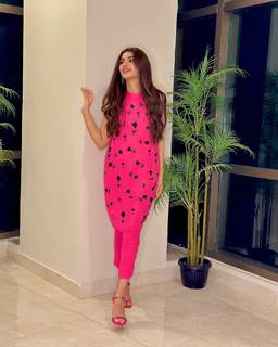 Kinza Hashmi feet photo thumbnail