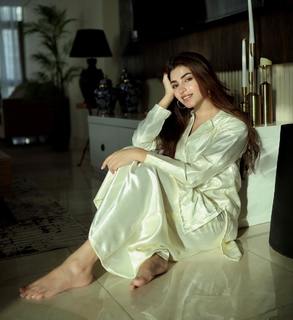 Kinza Hashmi feet photo thumbnail