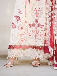 Kinza Hashmi feet photo 9