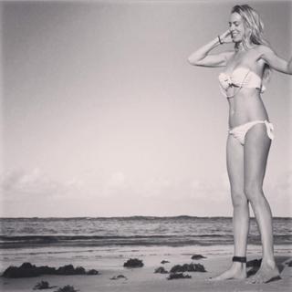 Kira Miró feet photo thumbnail