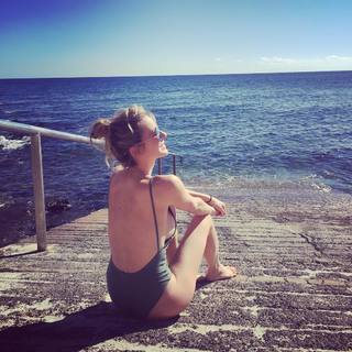 Kira Miró feet photo thumbnail