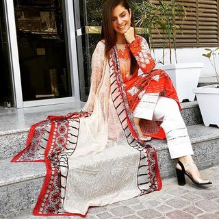 Kiran Khan feet photo 16