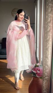 Kirat Randhawa feet photo 14