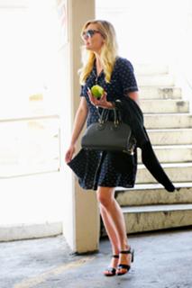 Kirsten Dunst feet photo thumbnail