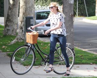 Kirsten Dunst feet photo thumbnail