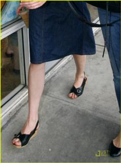 Kirsten Dunst feet photo thumbnail