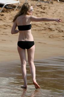 Kirsten Dunst feet photo thumbnail