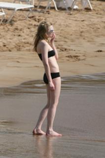 Kirsten Dunst feet photo thumbnail