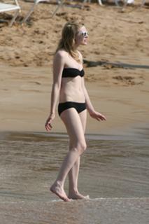 Kirsten Dunst feet photo thumbnail