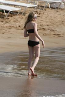 Kirsten Dunst feet photo thumbnail