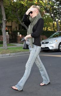 Kirsten Dunst feet photo thumbnail