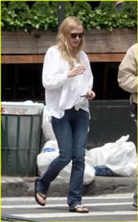 Kirsten Dunst feet photo thumbnail