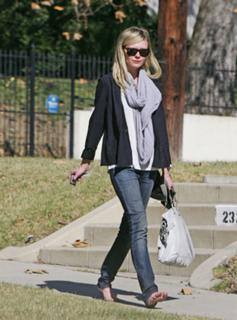 Kirsten Dunst feet photo thumbnail