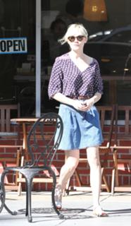 Kirsten Dunst feet photo thumbnail