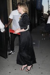 Kirsten Dunst feet photo thumbnail