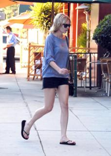 Kirsten Dunst feet photo thumbnail