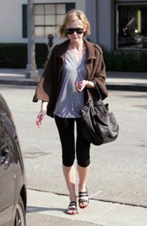 Kirsten Dunst feet photo thumbnail