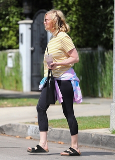 Kirsten Dunst feet photo thumbnail