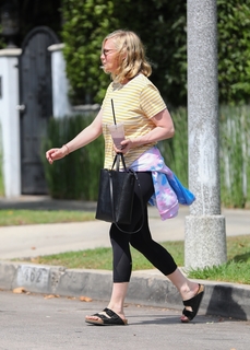 Kirsten Dunst feet photo thumbnail