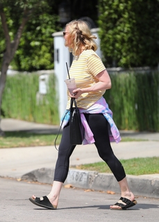 Kirsten Dunst feet photo thumbnail