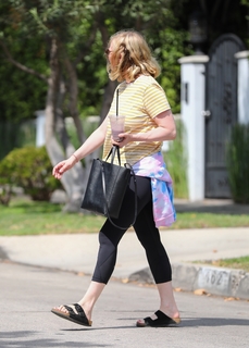 Kirsten Dunst feet photo thumbnail