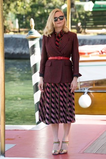 Kirsten Dunst feet photo thumbnail