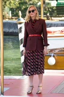 Kirsten Dunst feet photo thumbnail