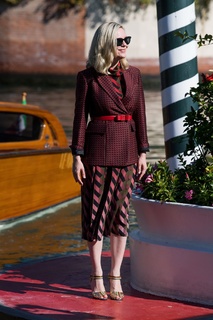 Kirsten Dunst feet photo thumbnail