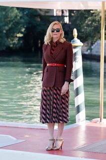 Kirsten Dunst feet photo thumbnail