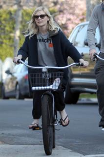 Kirsten Dunst feet photo thumbnail