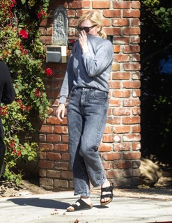 Kirsten Dunst feet photo thumbnail