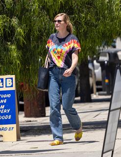 Kirsten Dunst feet photo thumbnail