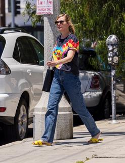 Kirsten Dunst feet photo thumbnail