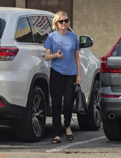 Kirsten Dunst feet photo thumbnail