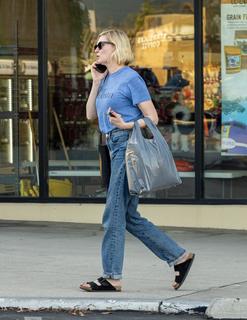 Kirsten Dunst feet photo thumbnail