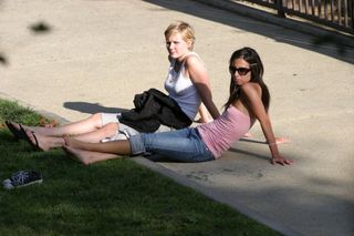 Kirsten Dunst feet photo thumbnail