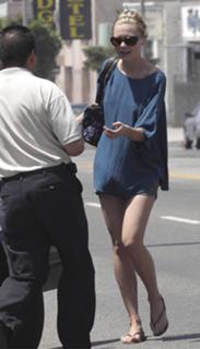 Kirsten Dunst feet photo thumbnail
